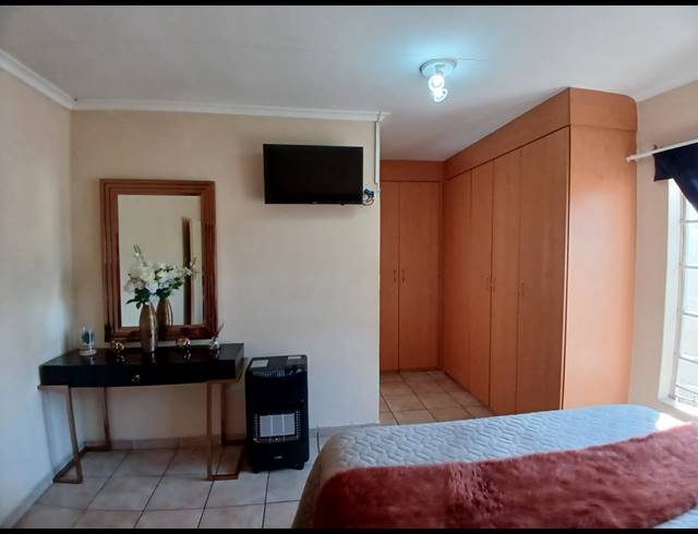 3 BEDROOM TOWNHOUSE FOR SALE IN VANDERBIJLPARK CE 2
